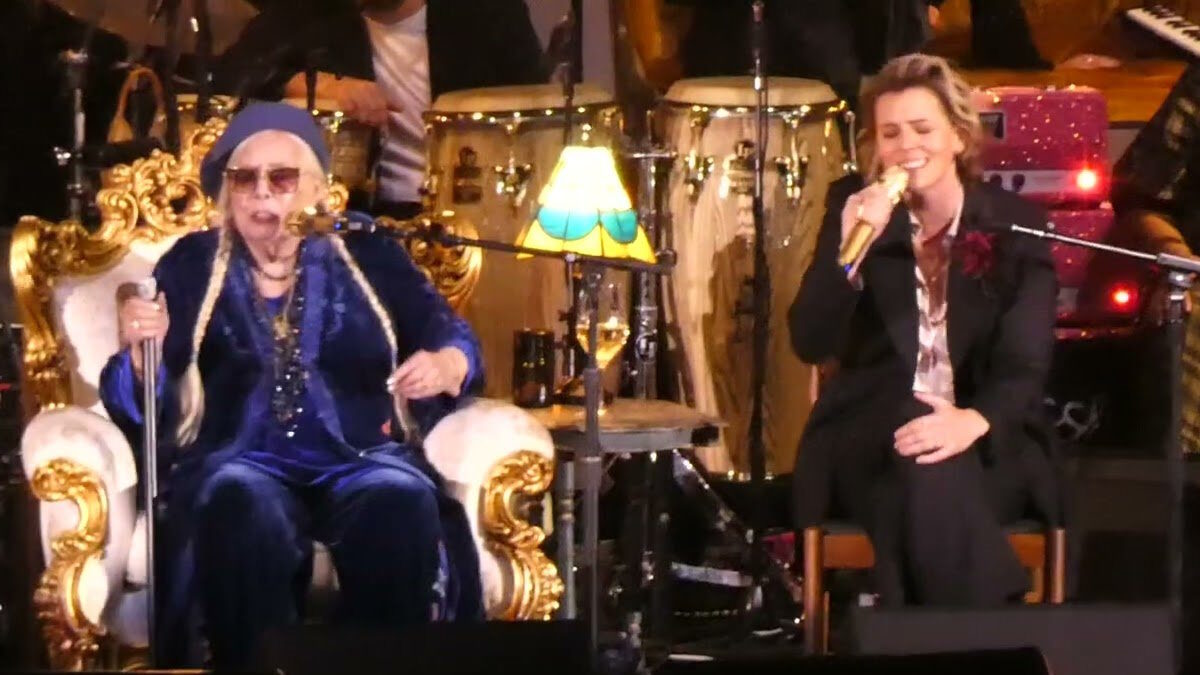 Joni Mitchell Hosts All-Star 'Joni Jams' Featuring Deep Cuts Galore At Hollywood Bowl