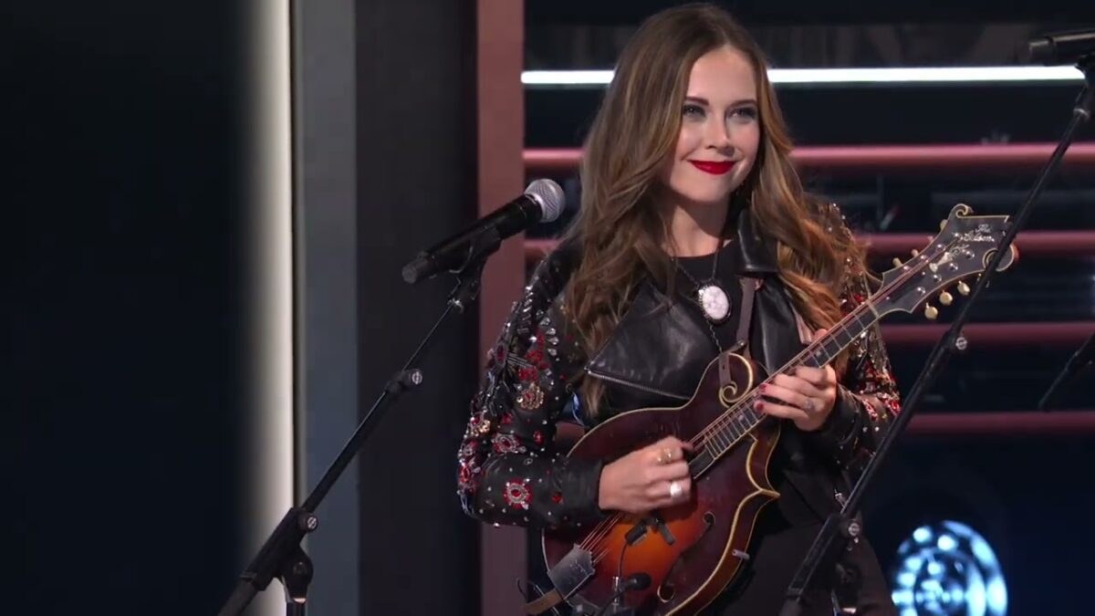 Dierks Bentley ft. Molly Tuttle, Sierra Hull, & Bronwyn Keith-Hynes – “American Girl” | CMA Awards