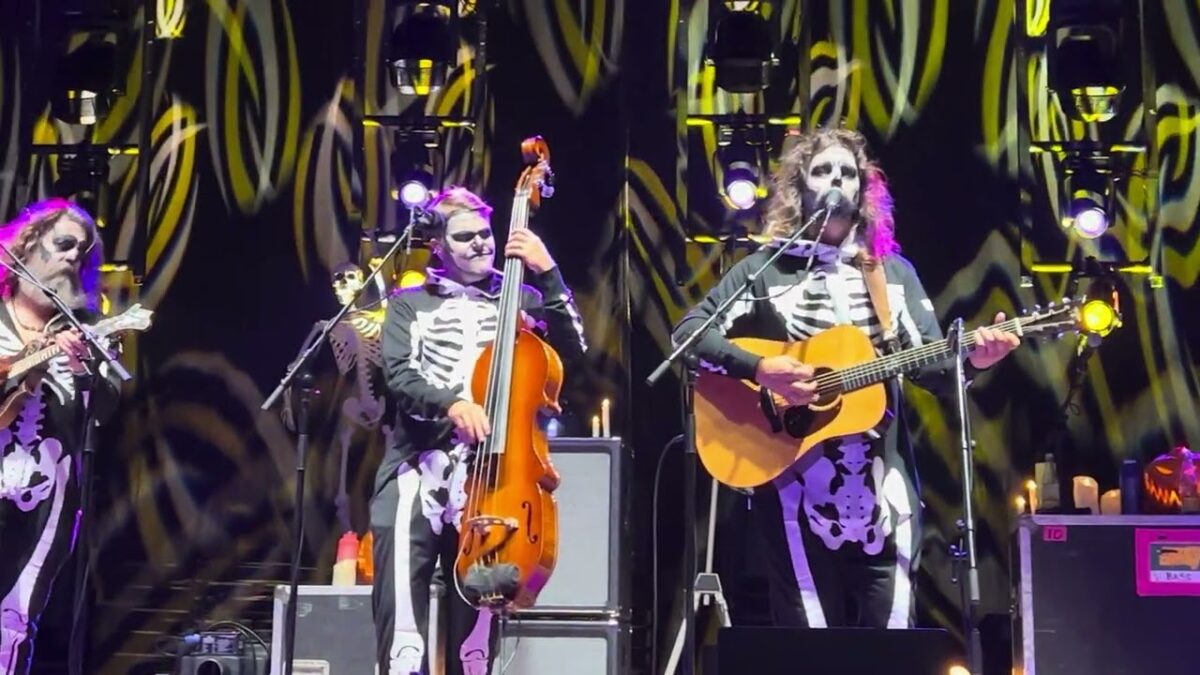 “Diggin’ Up Bones” (Randy Travis) - Greensky Bluegrass - 10/31/2024 - The Refinery - Charleston, SC