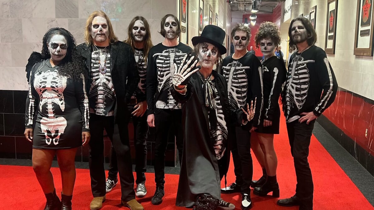 The Black Crowes Mix Obscure Covers Into Halloween Setlist In Connecticut