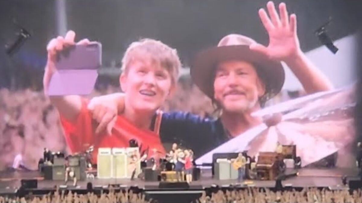 Pearl Jam - Rockin' in the Free World Live At Mount Smart Stadium, Auckland, New Zealand 10/11/2024