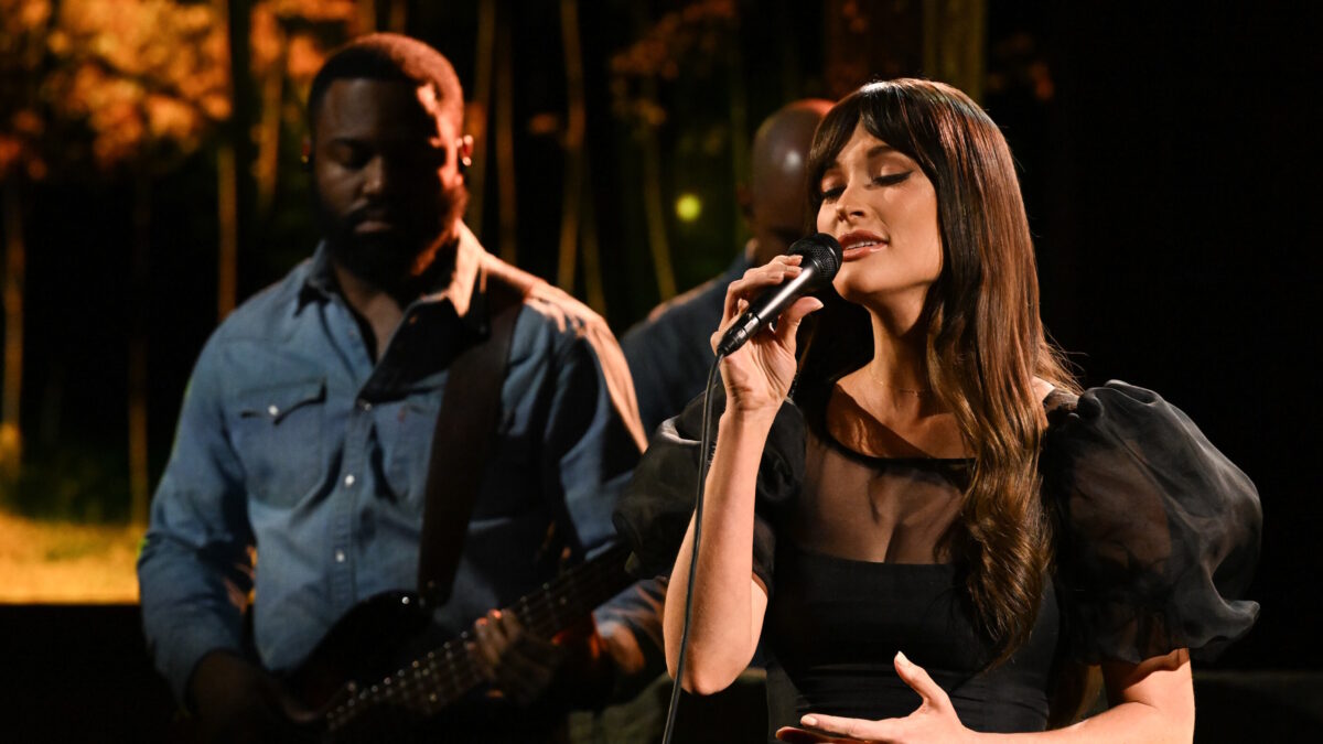 Kacey Musgraves Brings Heartfelt 'Arm's Length' To 'Colbert'