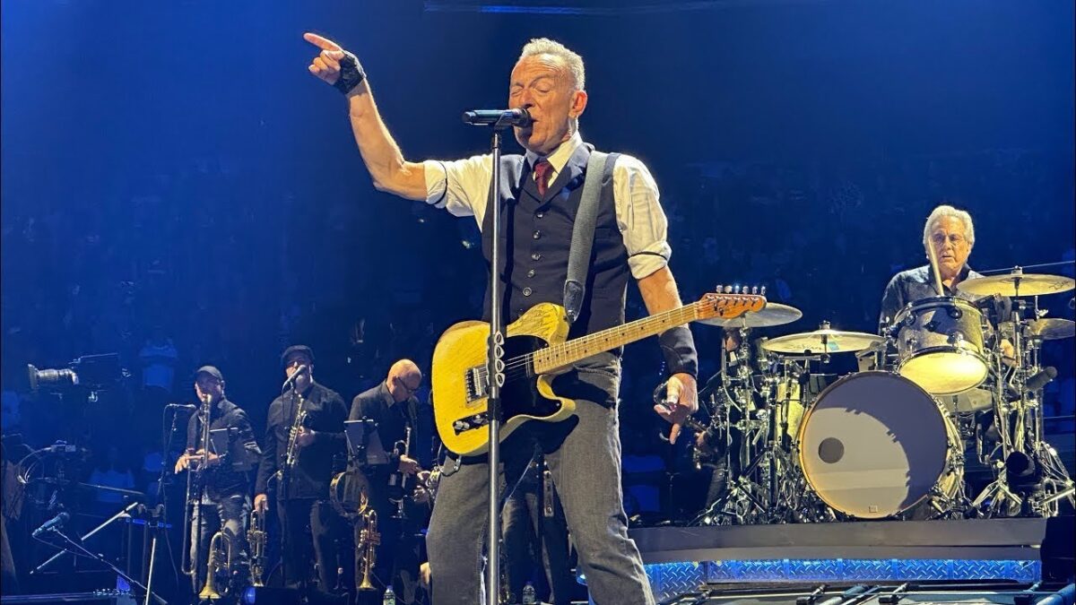 Bruce Springsteen and The E Street Band - Entrance + “Ghost Busters” - Montréal, QC - Oct. 31, 2024
