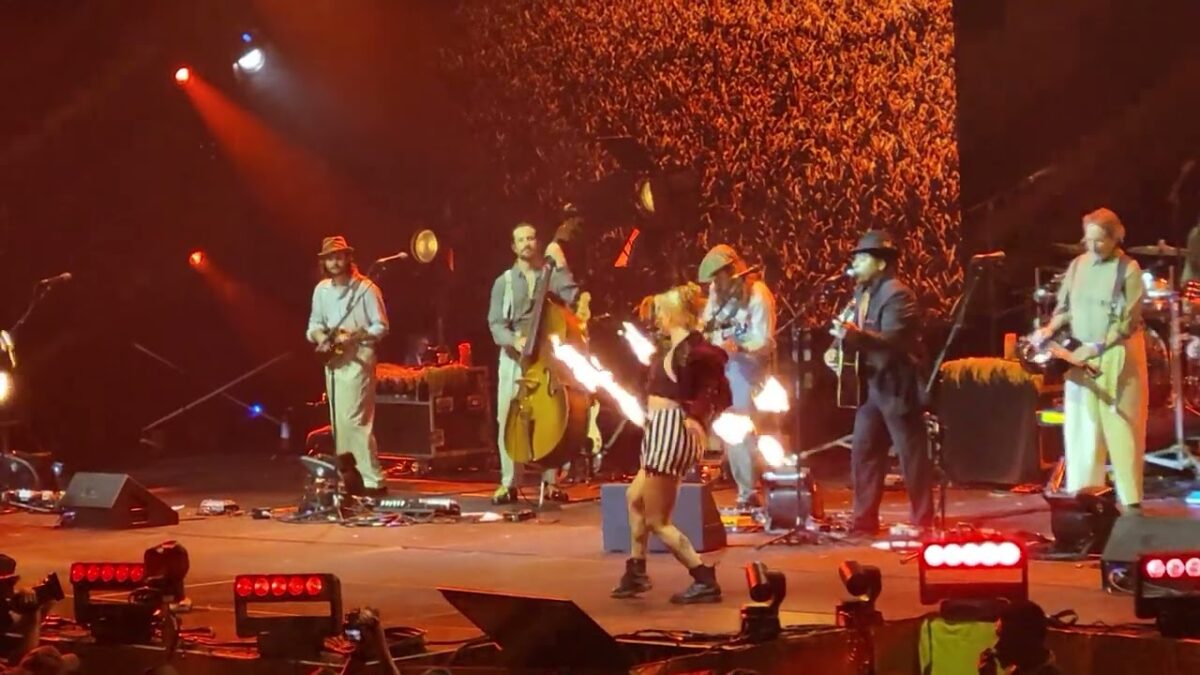 Billy Strings/Chris Thomas King "Hard time killing floor blues-Gravedigger gonna cut you down"