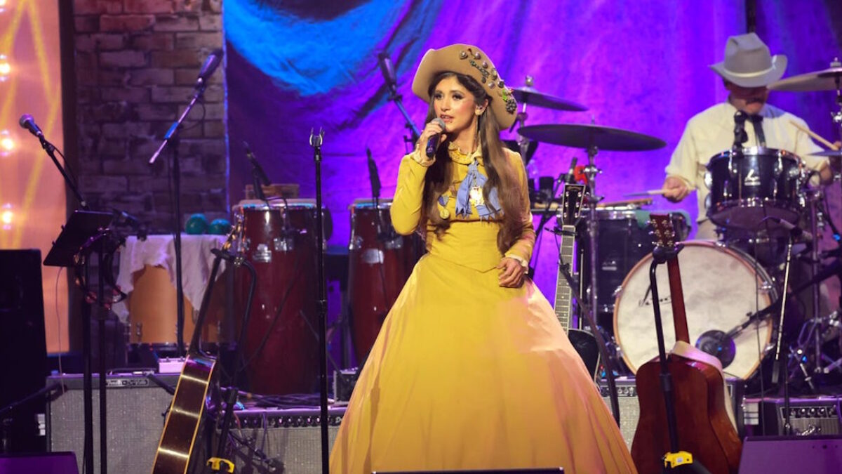 Watch Sierra Ferrell Deliver Powerful 'American Dreaming' At The 2024 Americana Honors & Awards