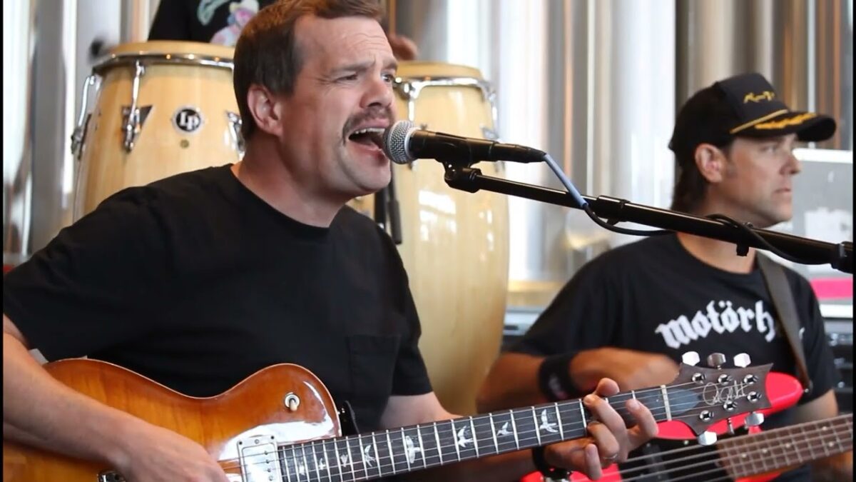 Umphrey's McGee perform "Pure Saturation" (Live on Sound Opinions)
