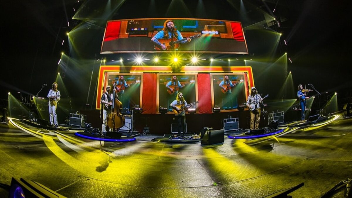 Billy Strings Debuts ‘No Rain’ Cover & Celebrates John Hartford’s Birthday In New Orleans