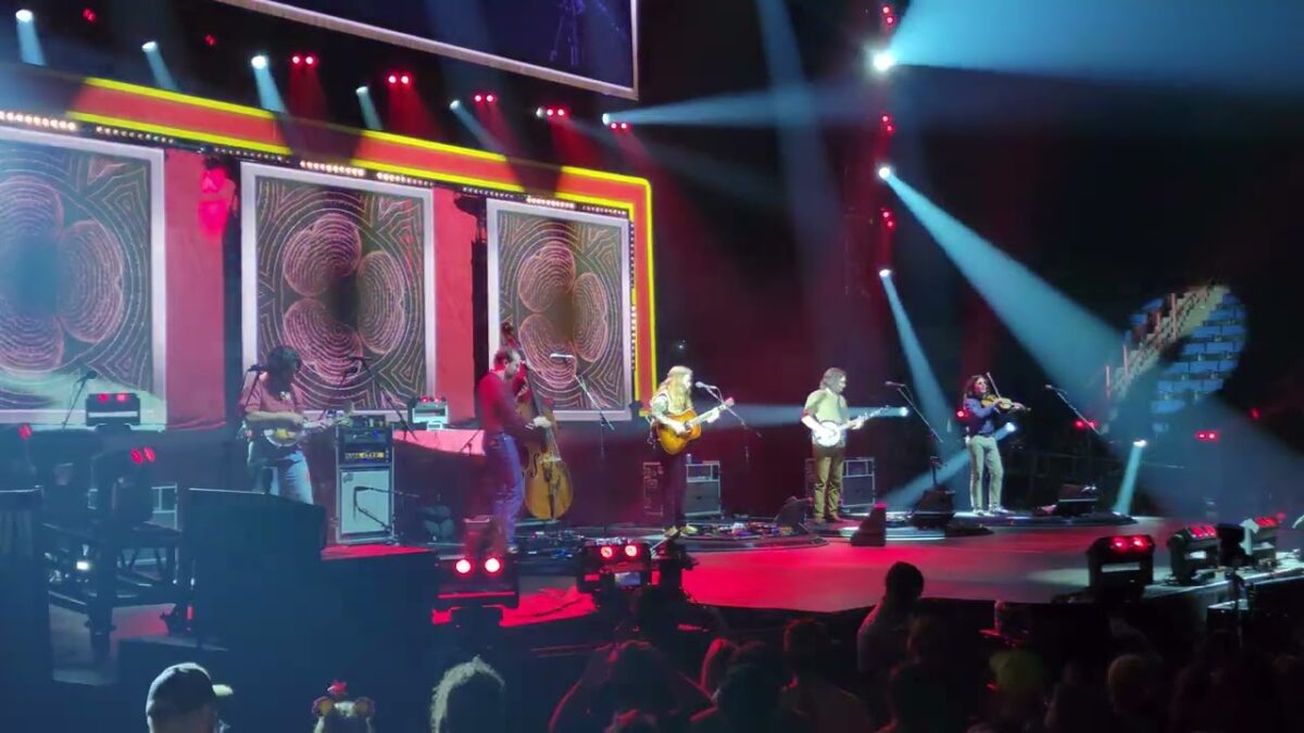 Billy Strings - Hartford Medley - UNO Lakefront Arena - New Orleans, LA 12-30-24