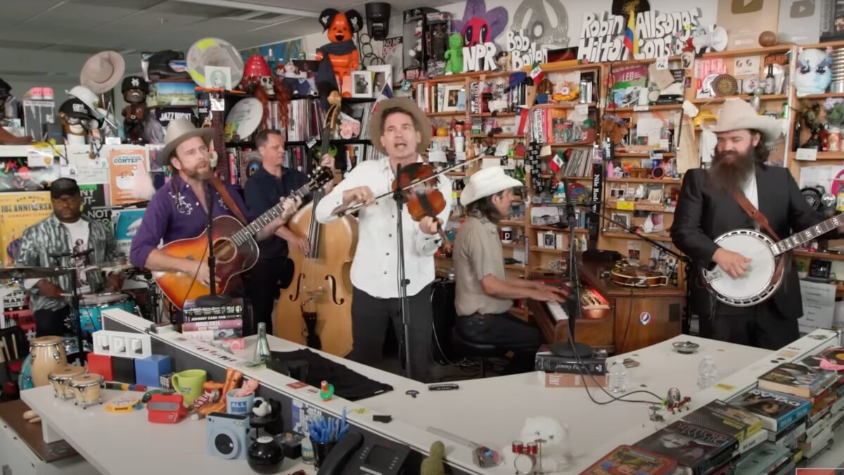 Old Crow Medicine Show Delivers Career-Spanning Set For 'Tiny Desk Concert' Debut