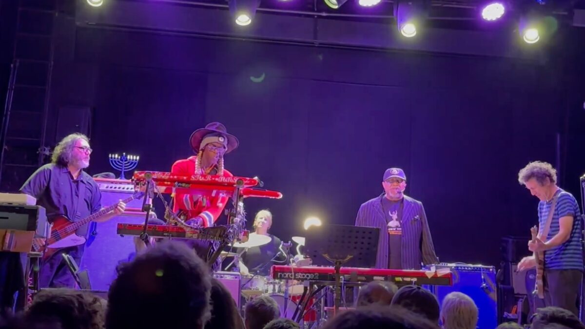 Marc Ribot & Swamp Dogg Join Yo La Tengo At Hanukkah Show In New York