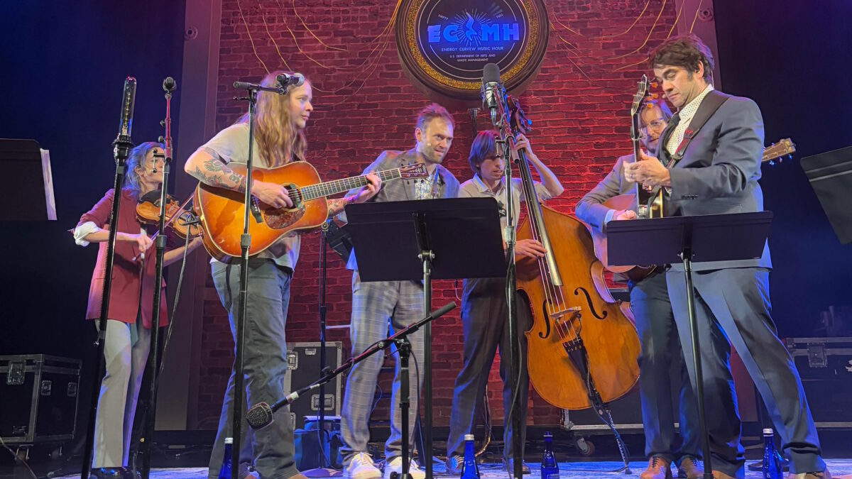 Billy Strings & Jesca Hoop Join Chris Thile & Punch Brothers For ‘The Energy Curfew Music Hour’