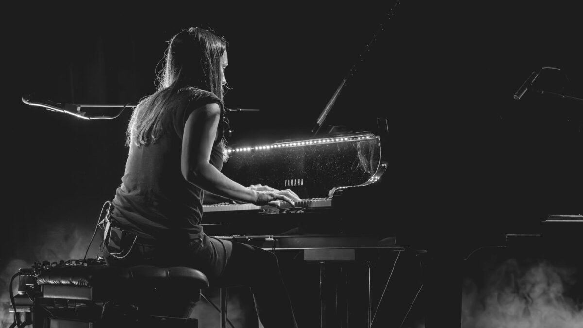 Keying In On East Coast: Holly Bowling Details Winter 2025 Solo Piano Tour Dates
