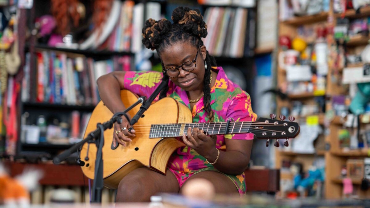 Yasmin Williams Taps Into Skillful ‘Tiny Desk Concert’ Performance