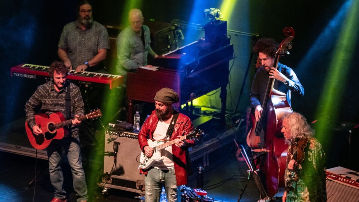Railroad Earth Welcomes Guests & Covers ‘Box Of Rain’ At The Capitol Theatre