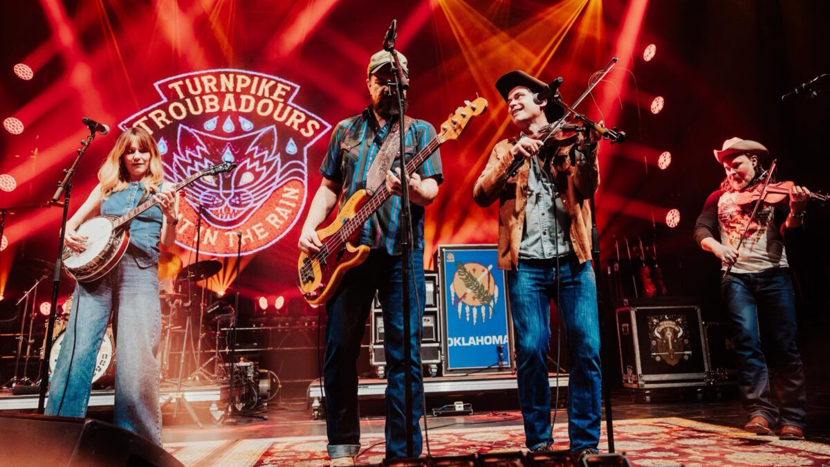 Watch Turnpike Troubadours Roll Out ‘Wagon Wheel’ With Ketch Secor & Molly Tuttle In Nashville