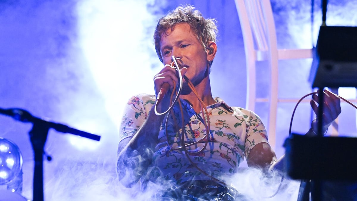 Watch Perfume Genius Get Reflective With ‘It’s A Mirror’ Performance On ‘Fallon’