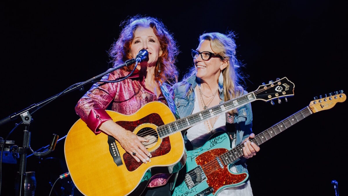 Bonnie Raitt Honors John Prine With Susan Tedeschi & Slides With Derek Trucks At Sun, Sand & Soul