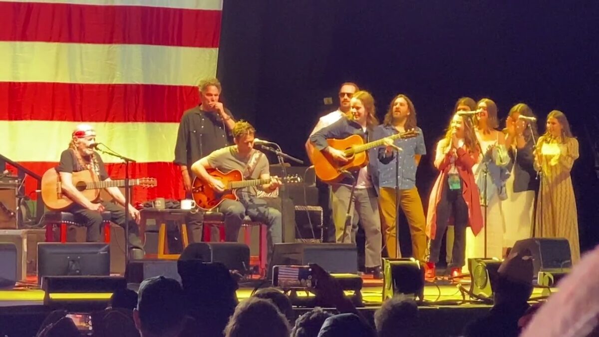 Willie Nelson - Will the Circle Be Unbroken, I'll Fly Away, The Party's Over - 05/13/2025