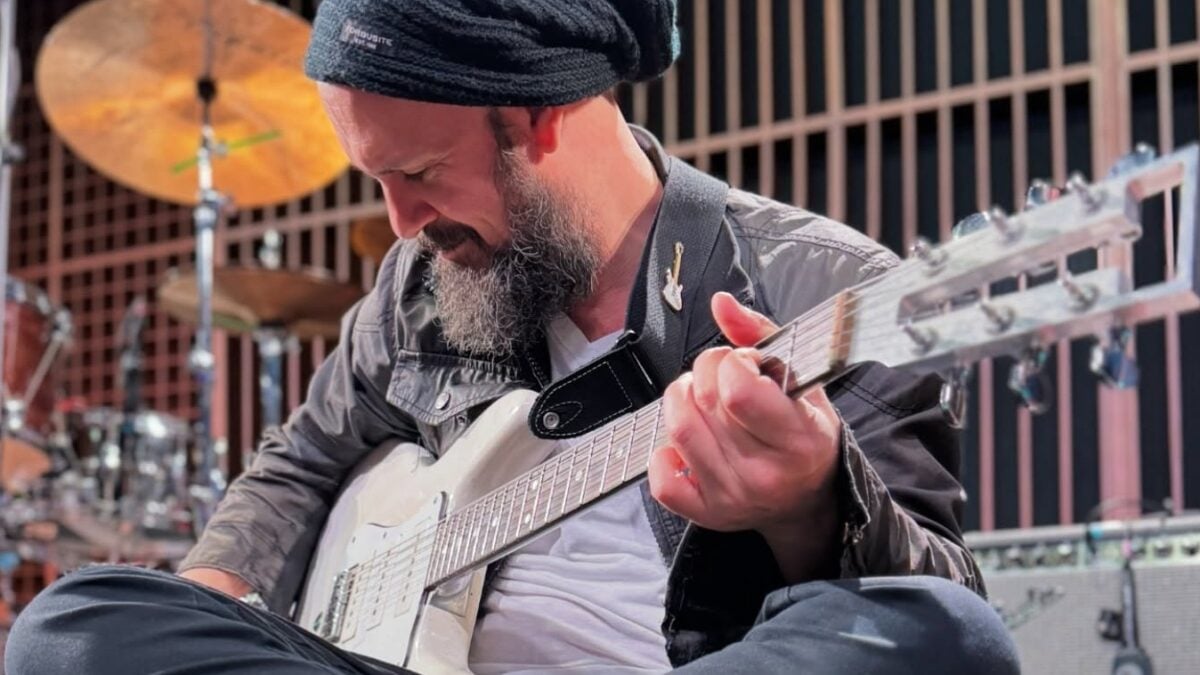 Tom Hamilton Plays Jerry Garcia’s Iconic Travis Bean Guitar In Chicago