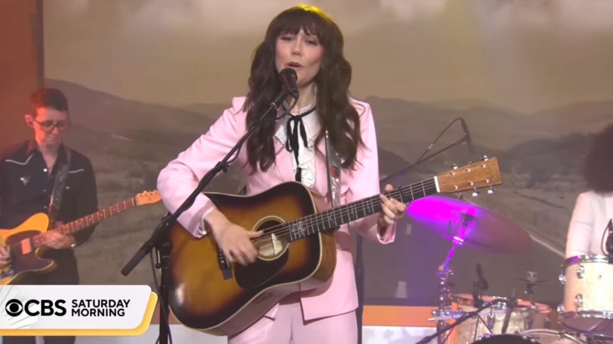 Watch Molly Tuttle Show Off New Band & Single On 'CBS Saturday Morning'