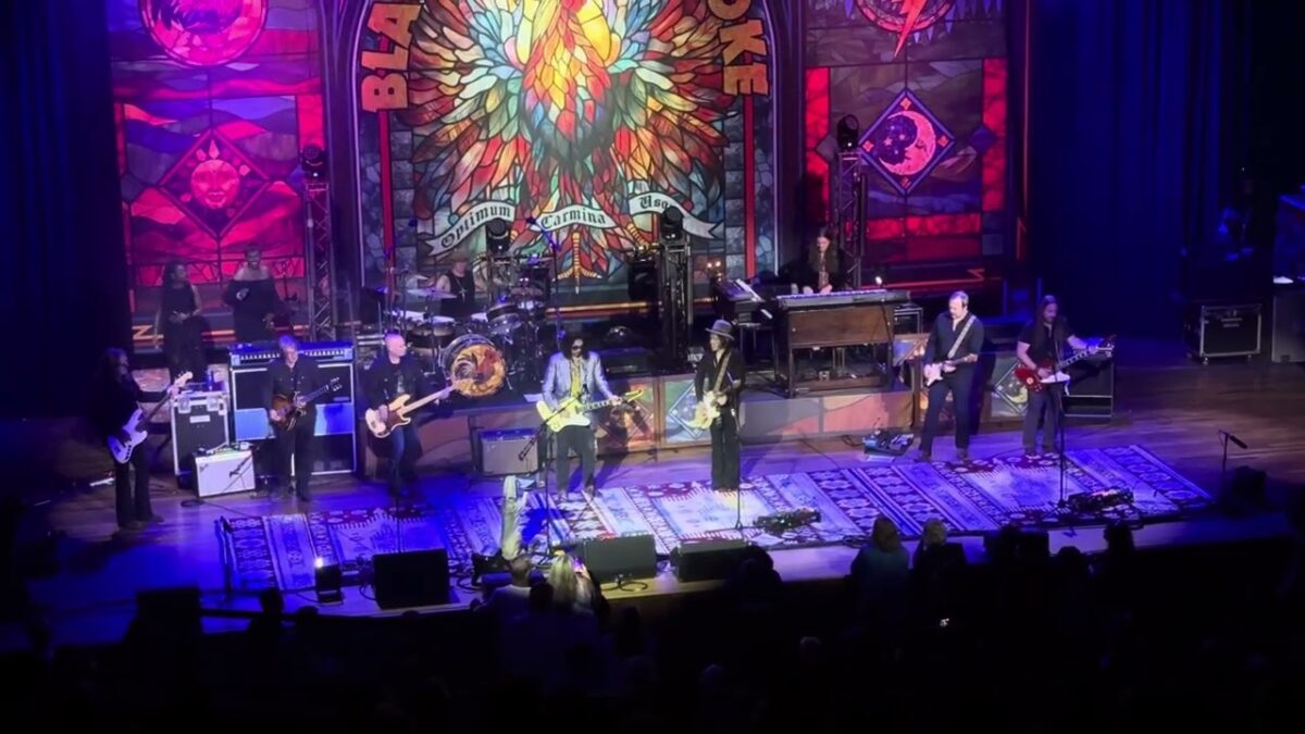Blackberry Smoke and Mike Campbell and The Dirty Knobs - Straight Into Darkness