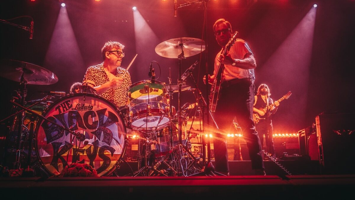 Watch The Black Keys Play New Song ‘Man On A Mission’ In Berlin