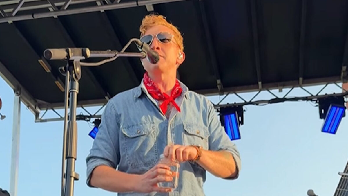 Watch Tyler Childers Go Jurassic Performing ‘Snipe Hunter’ Songs At Dinosaur World