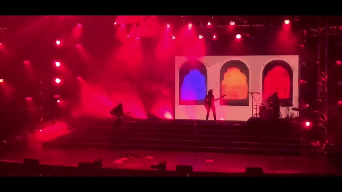 Khruangbin playing Sezen Aksu - Geri Dön Cover (Live @ Istanbul Concert)