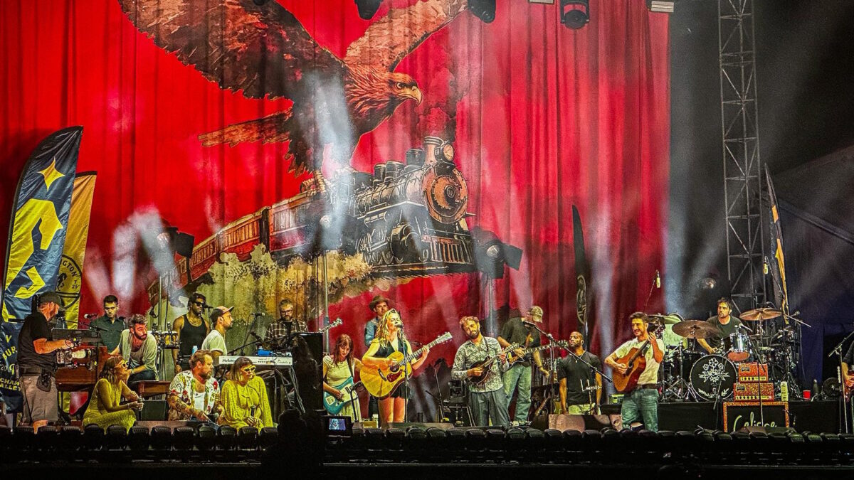 Noah Kahan, Mike Gordon & Grace Potter Help Mumford & Sons Close Railroad Revival Tour In Vermont