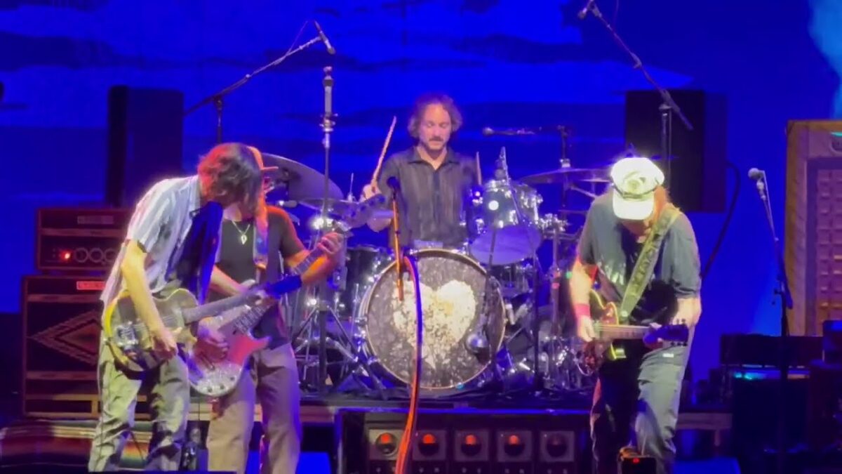 Neil Young & The Chrome Hearts - "Cowgirl in the Sand" (Richmond, Va)