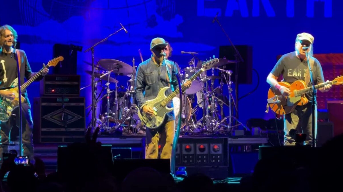 Neil Young Breaks Out Anti-Corporate Anthem 'This Note's For You' At Budweiser-Sponsored Venue