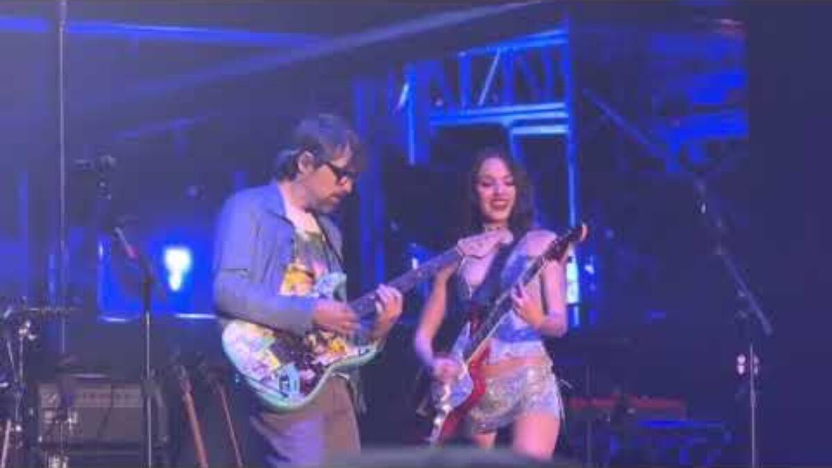 Olivia Rodrigo & Weezer - Buddy Holly LIVE Lollapalooza 2025