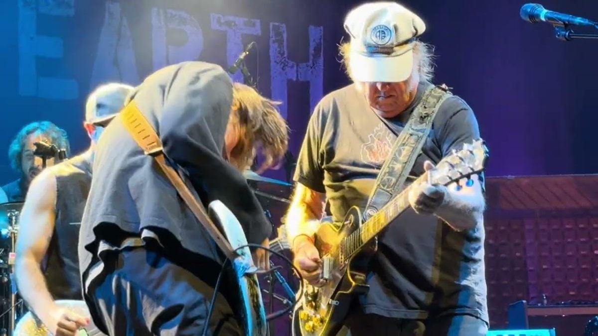 Neil Young & The Chrome Hearts - Hey Hey, My My (Into the Black) LIVE (4K)