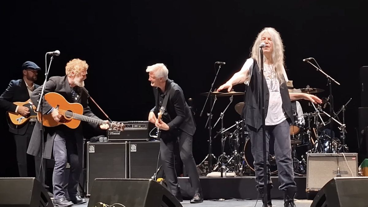 Glen Hansard Drops In On Patti Smith’s Show In Dublin