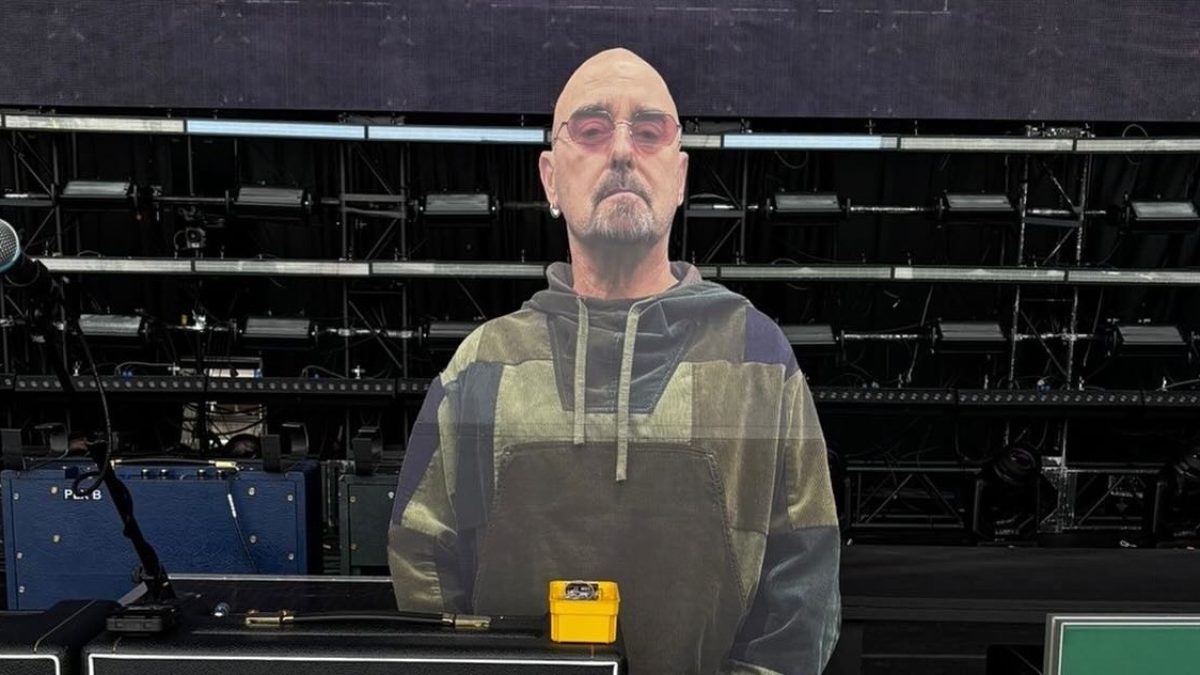 Oasis Plays 1st Show Of Reunion Tour With Bonehead Fill-In Mike Moore