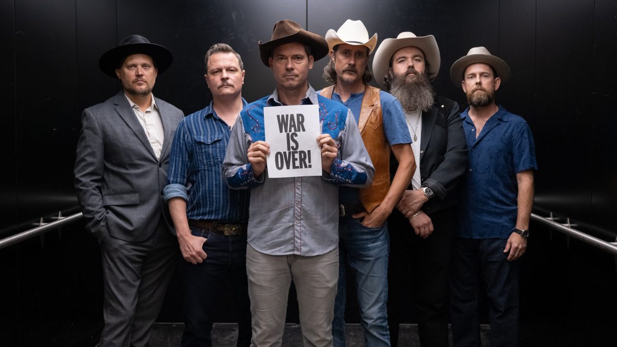 Old Crow Medicine Show Announces Holiday Album & Shares ‘Happy Xmas (War Is Over)’ Single