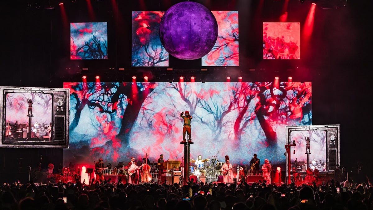 Billy Strings Cryptically Covers Phish, Tyler Childers, Tom Waits, Ozzy Osbourne & More On Halloween In Baltimore