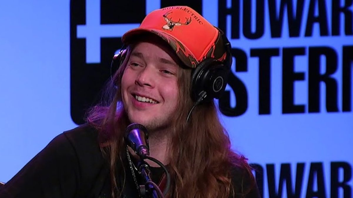 Billy Strings Talks Willie Nelson, Performs On 'Howard Stern'