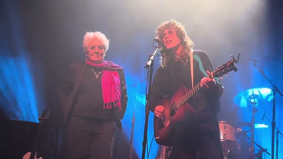 Joan Baez joins Jesse Welles on stage in SF