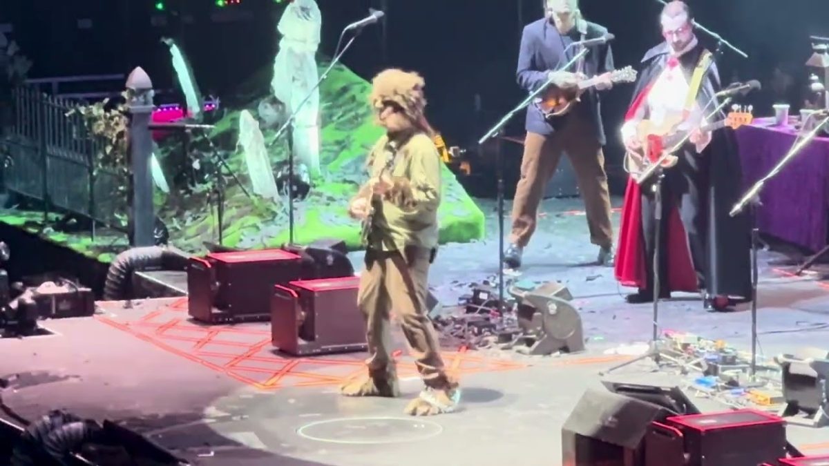 Billy Strings - Bark at the Moon (Ozzy Cover Live in Baltimore - Halloween 2025)