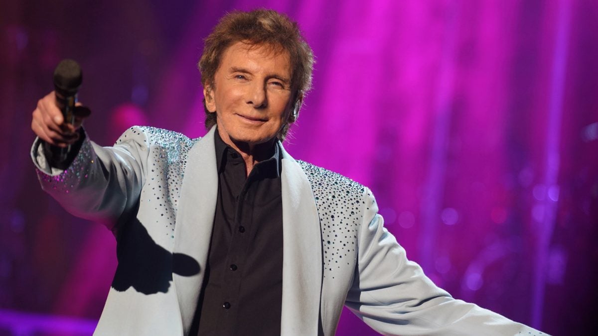 Barry Manilow Reschedules Tour Dates To Undergo Cancer Treatment