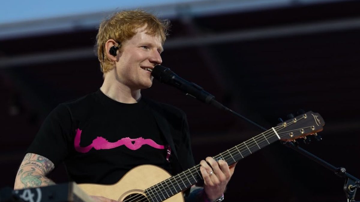 Ed Sheeran Breaks Out 'Sofa' By Fan Request In Auckland
