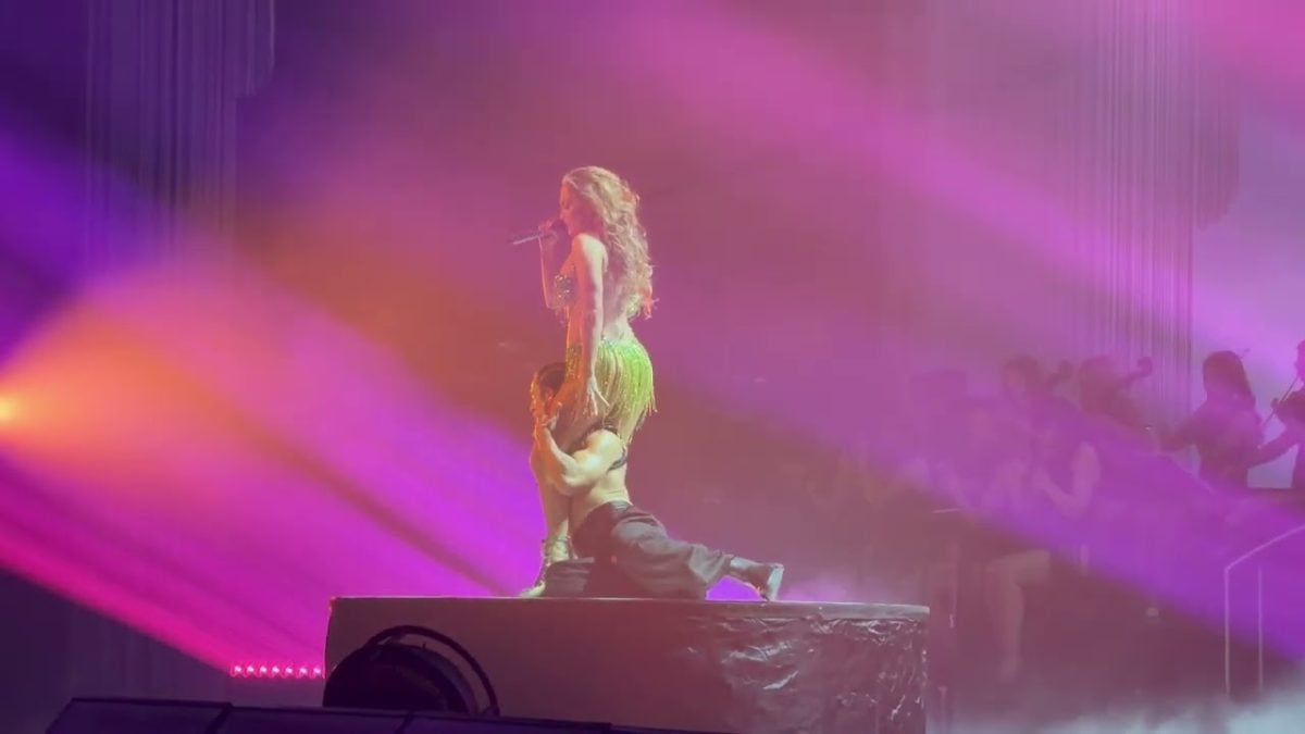 Jennifer Lopez - Young and Beautiful (cover) [live] Up All Night Live in Las Vegas