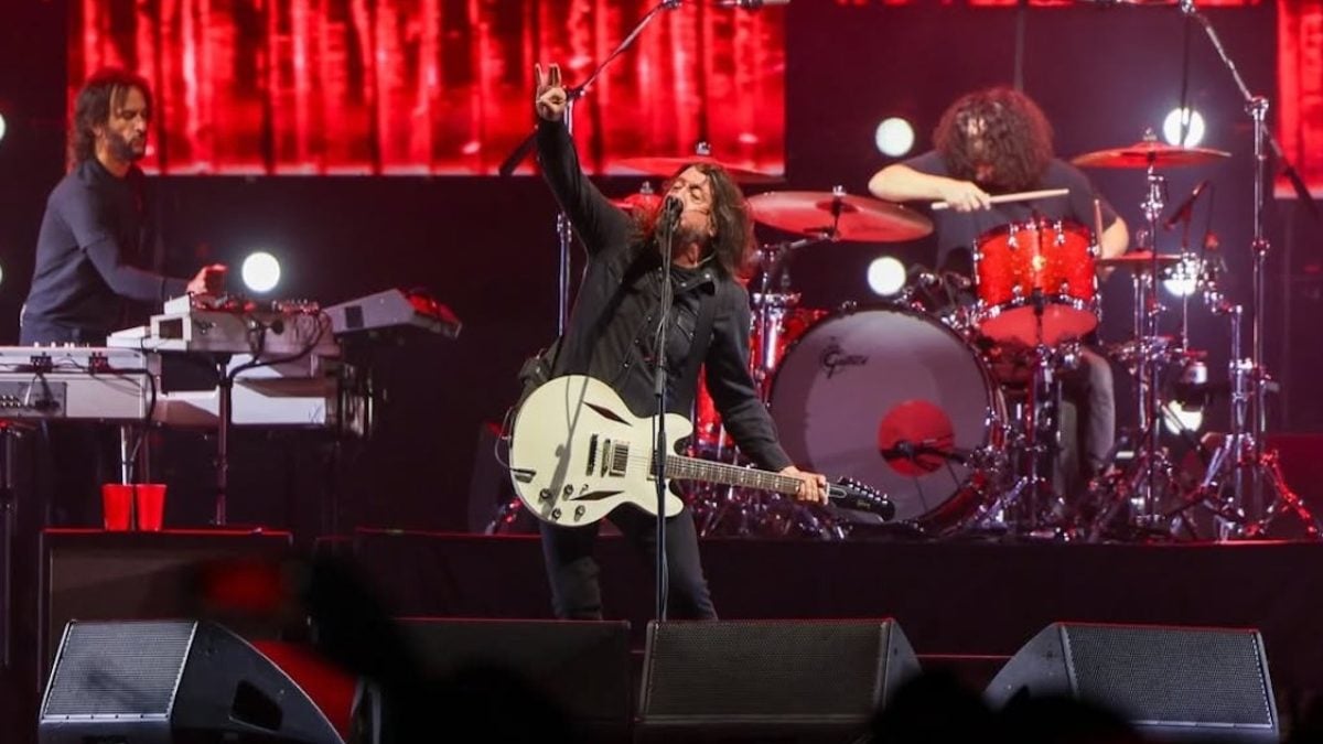 Foo Fighters Dedicate Song To Absent Pat Smear At 1st Show Of 2026