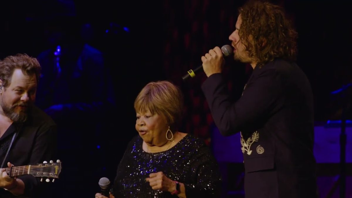 Mavis Staples - Beautiful Strangers (Live) [ft. Kevin Morby & Nathaniel Rateliff & the Night Sweats]
