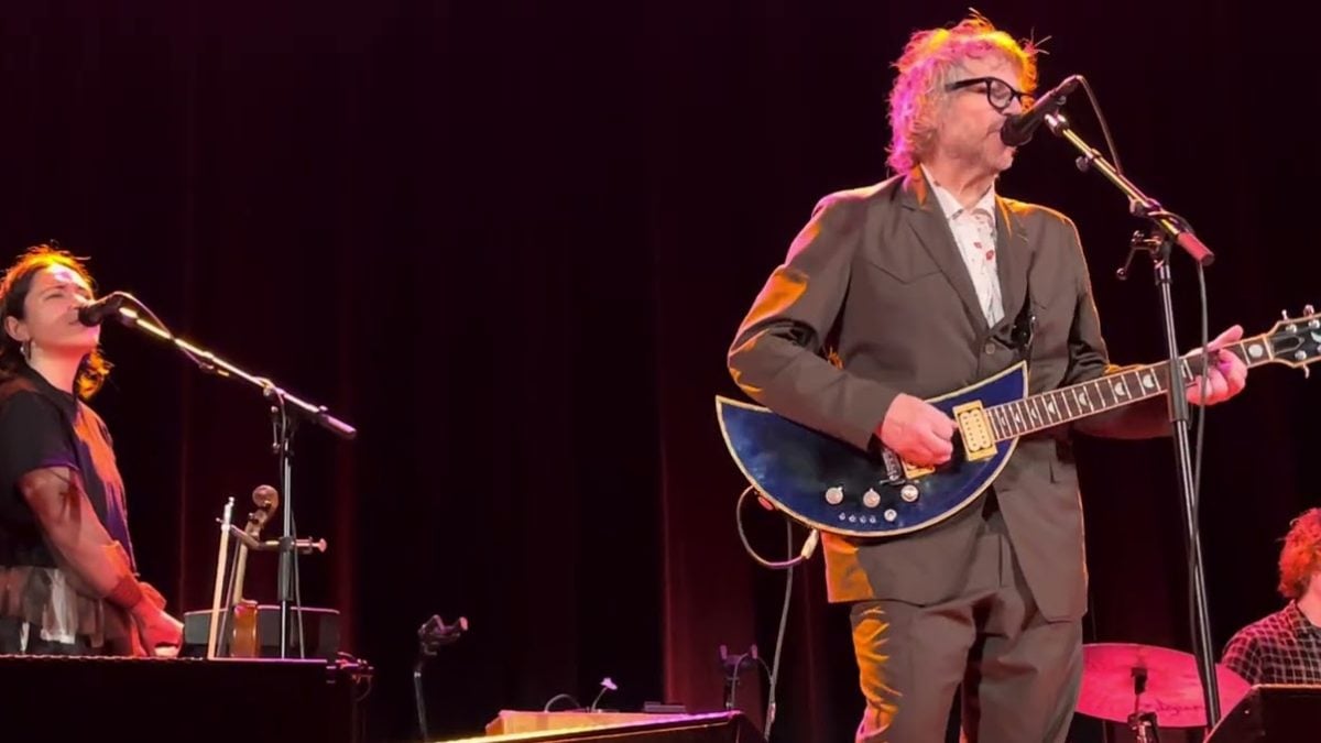 Watch Jeff Tweedy Cover The Clash, The Kinks & T. Rex In London