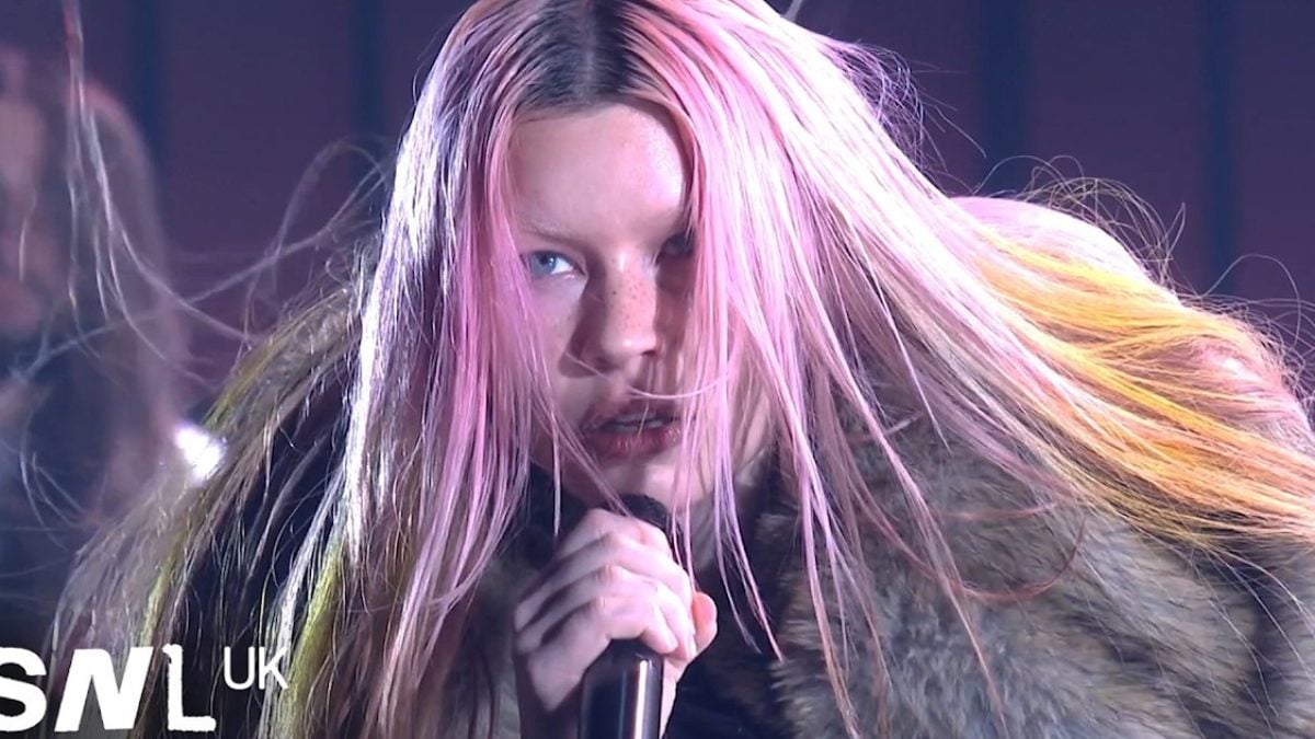 Live From London: Watch Wet Leg Perform On ‘Saturday Night Live UK’ Debut
