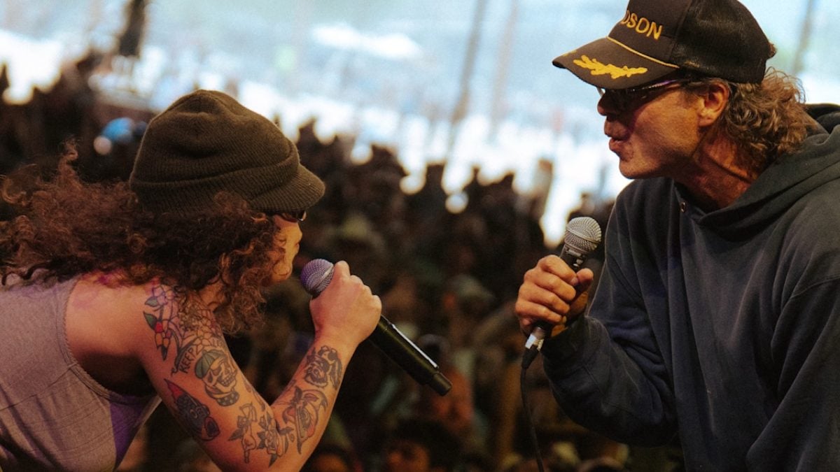 Remi Wolf Makes Surprise Appearance With Amos Lee At Stagecoach