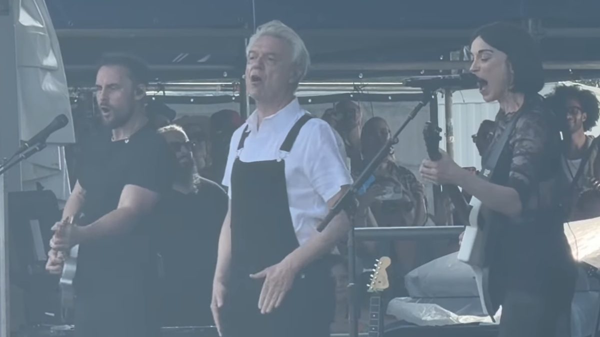 St. Vincent Pulls David Byrne Onstage For Talking Heads Singalong At Jazz Fest in New Orleans