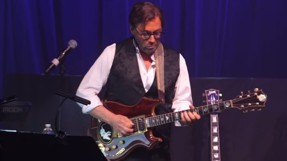 Al Di Meola Uses Jerry Garcia’s 'Tiger' Guitar For Grateful Dead Cover In Chicago